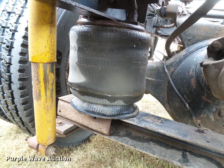 image for item DI5677 1995 International 9400  semi truck