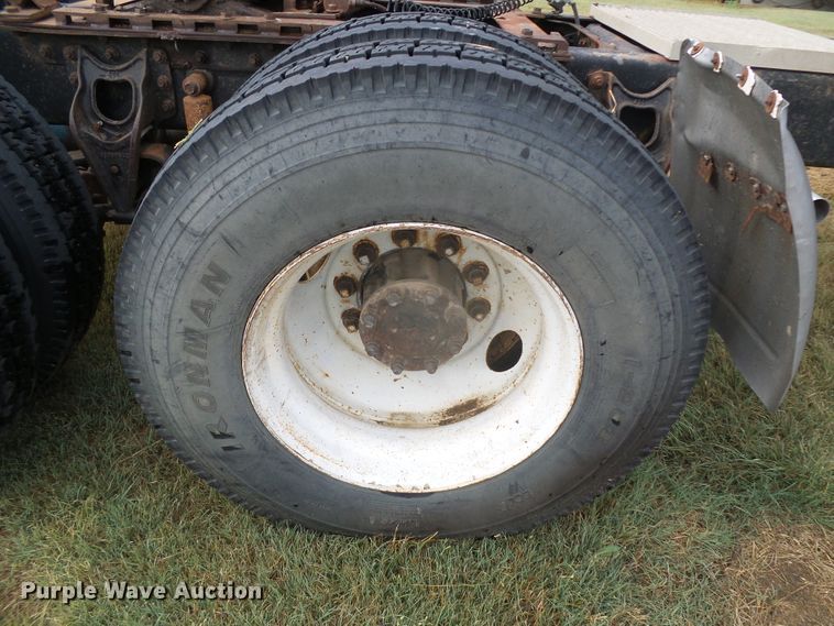 image for item DI5677 1995 International 9400  semi truck