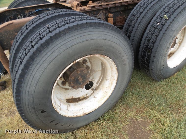 image for item DI5677 1995 International 9400  semi truck