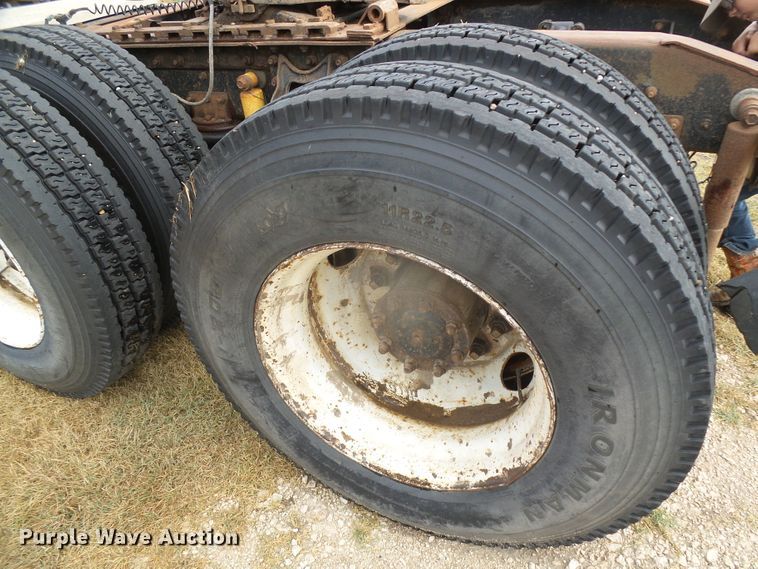 image for item DI5677 1995 International 9400  semi truck