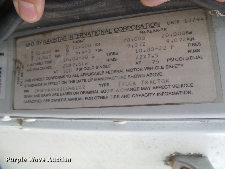 image for item DI5677 1995 International 9400  semi truck