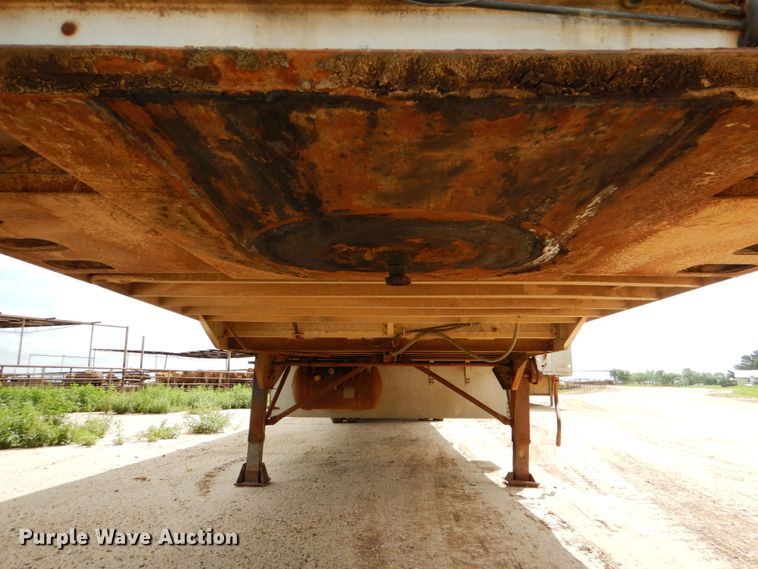 image for item DJ0784 2000 Barrett 00L11965  livestock trailer