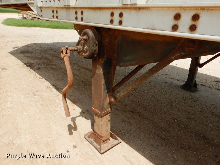 image for item DJ0784 2000 Barrett 00L11965  livestock trailer