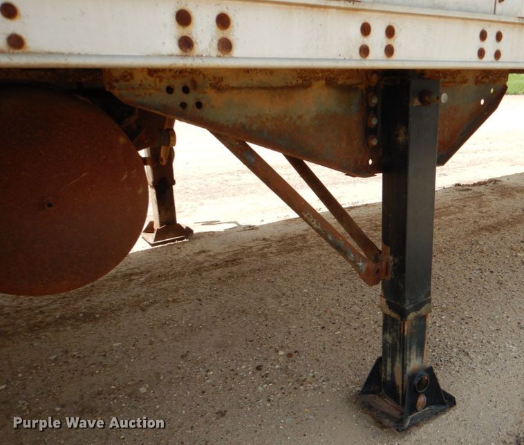 image for item DJ0784 2000 Barrett 00L11965  livestock trailer