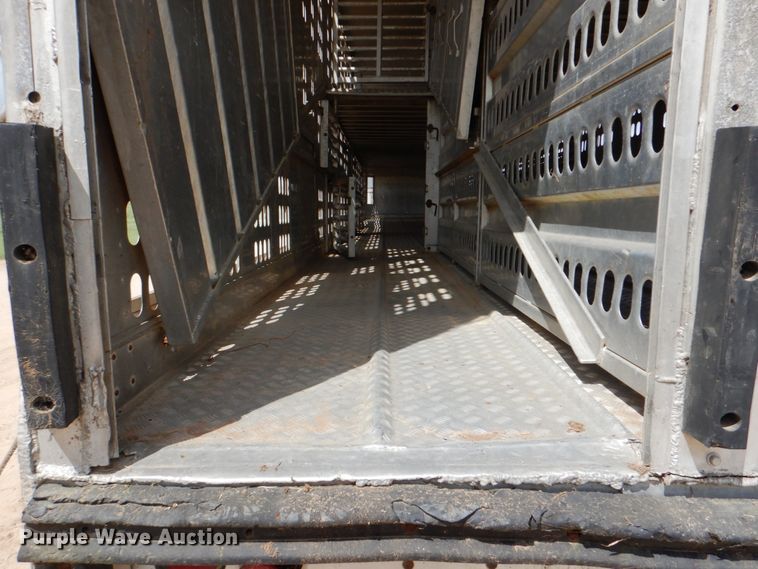 image for item DJ0784 2000 Barrett 00L11965  livestock trailer