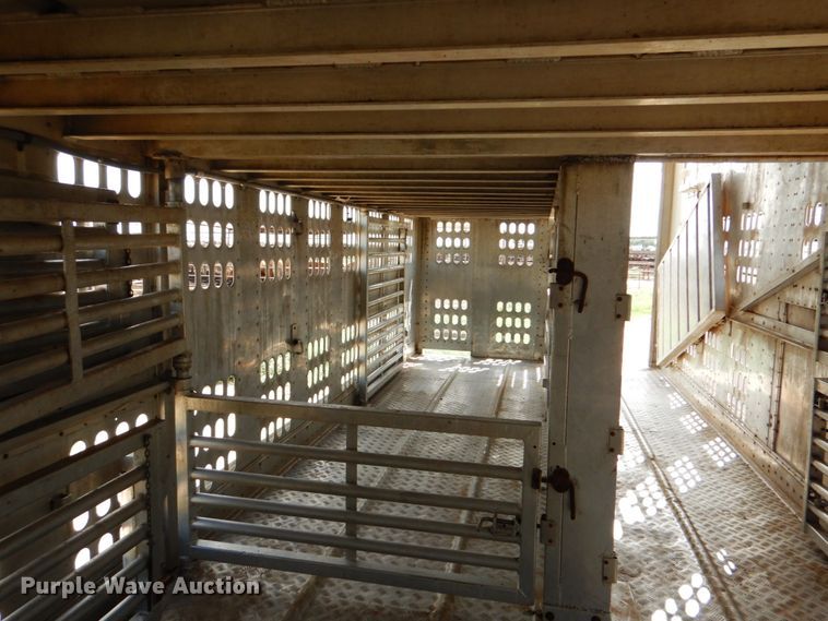 image for item DJ0784 2000 Barrett 00L11965  livestock trailer