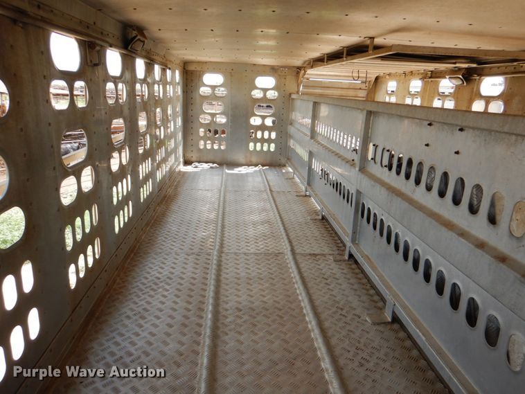 image for item DJ0784 2000 Barrett 00L11965  livestock trailer