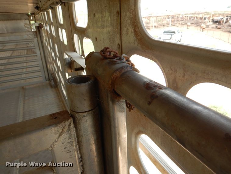 image for item DJ0784 2000 Barrett 00L11965  livestock trailer