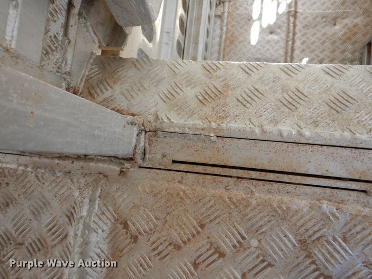 image for item DJ0784 2000 Barrett 00L11965  livestock trailer