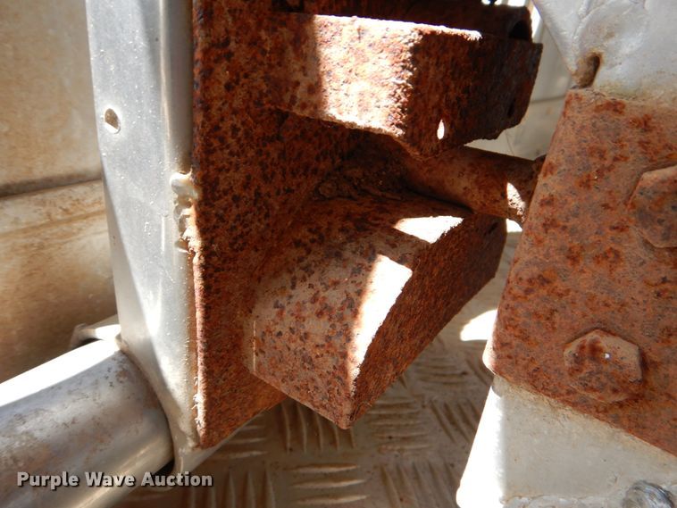 image for item DJ0784 2000 Barrett 00L11965  livestock trailer