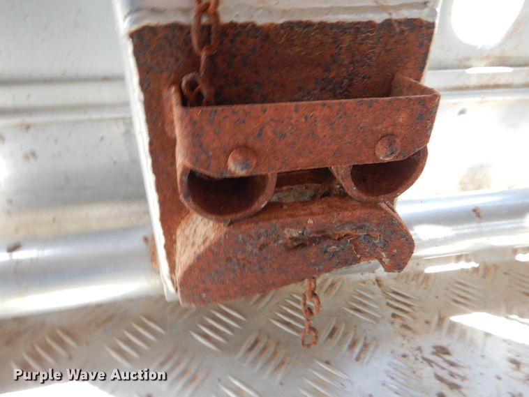 image for item DJ0784 2000 Barrett 00L11965  livestock trailer