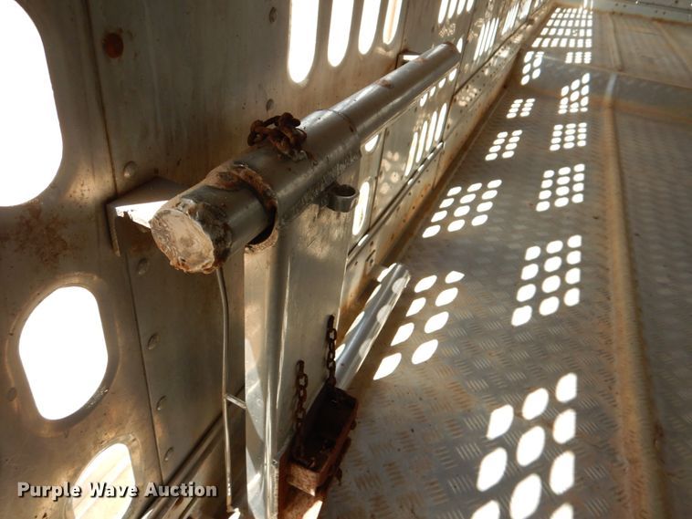 image for item DJ0784 2000 Barrett 00L11965  livestock trailer