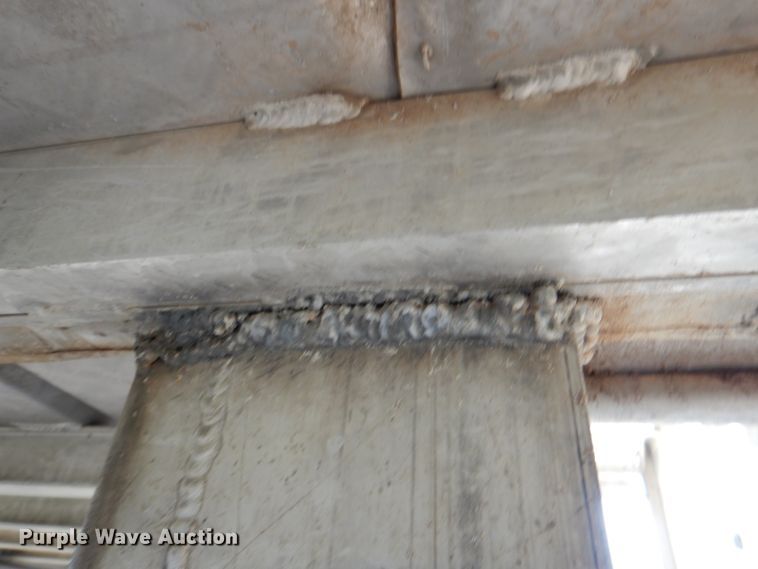 image for item DJ0784 2000 Barrett 00L11965  livestock trailer