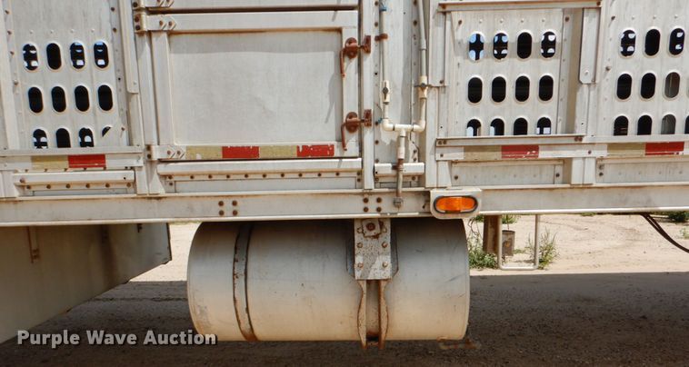 image for item DJ0784 2000 Barrett 00L11965  livestock trailer