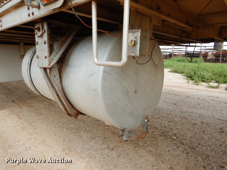 image for item DJ0784 2000 Barrett 00L11965  livestock trailer