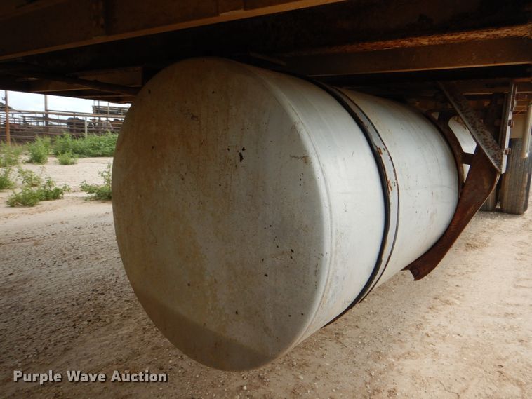 image for item DJ0784 2000 Barrett 00L11965  livestock trailer