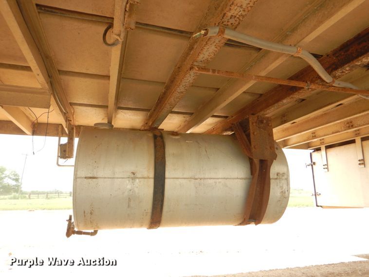 image for item DJ0784 2000 Barrett 00L11965  livestock trailer