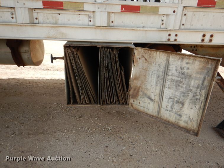 image for item DJ0784 2000 Barrett 00L11965  livestock trailer