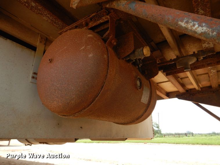 image for item DJ0784 2000 Barrett 00L11965  livestock trailer