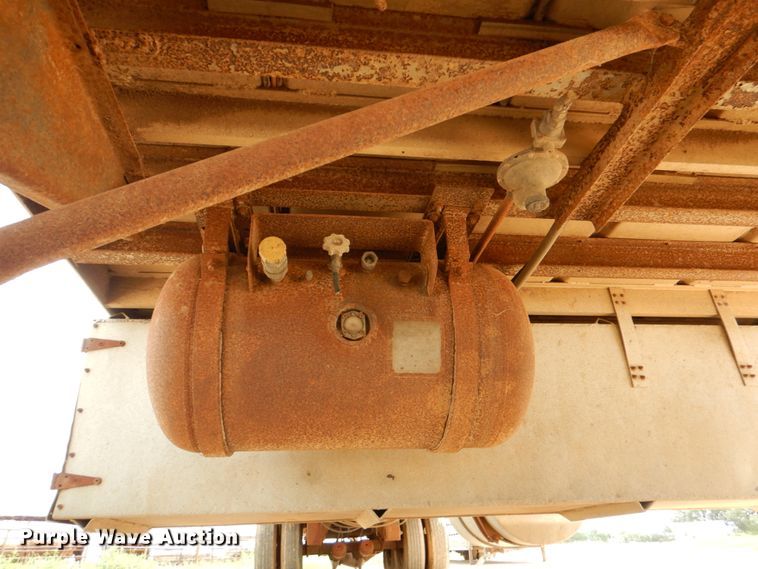 image for item DJ0784 2000 Barrett 00L11965  livestock trailer