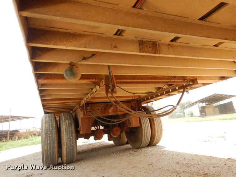 image for item DJ0784 2000 Barrett 00L11965  livestock trailer