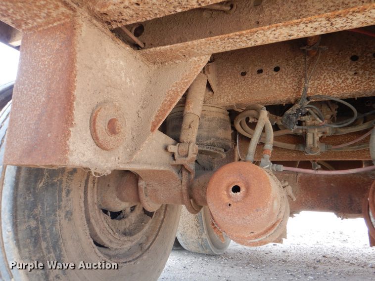 image for item DJ0784 2000 Barrett 00L11965  livestock trailer