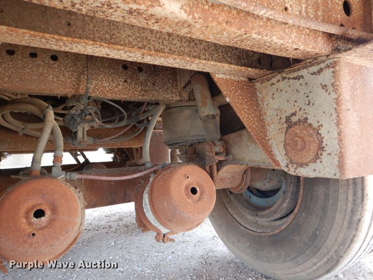 image for item DJ0784 2000 Barrett 00L11965  livestock trailer