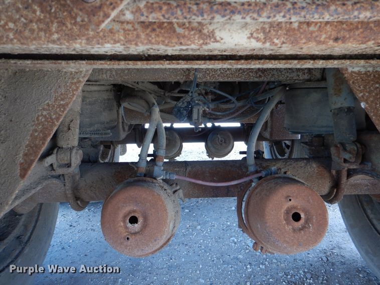 image for item DJ0784 2000 Barrett 00L11965  livestock trailer