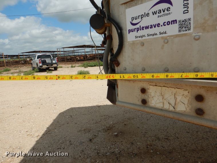 image for item DJ0784 2000 Barrett 00L11965  livestock trailer