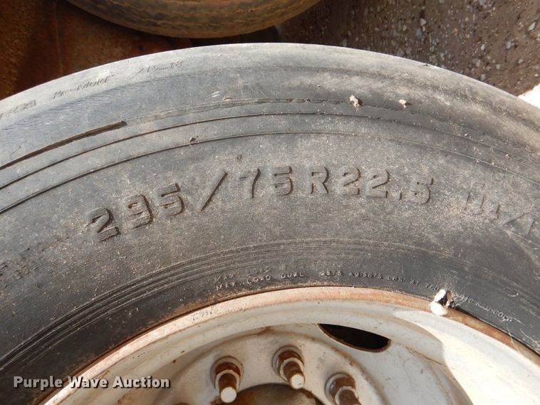 image for item DJ0784 2000 Barrett 00L11965  livestock trailer