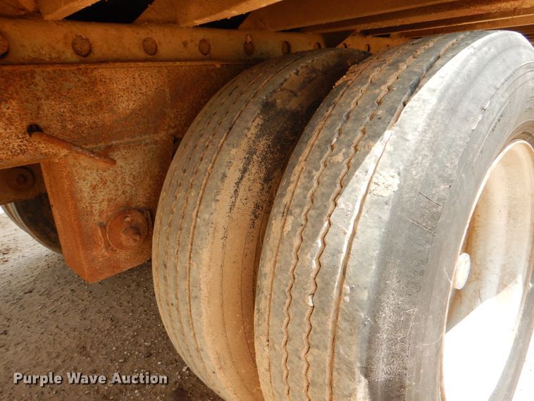 image for item DJ0784 2000 Barrett 00L11965  livestock trailer