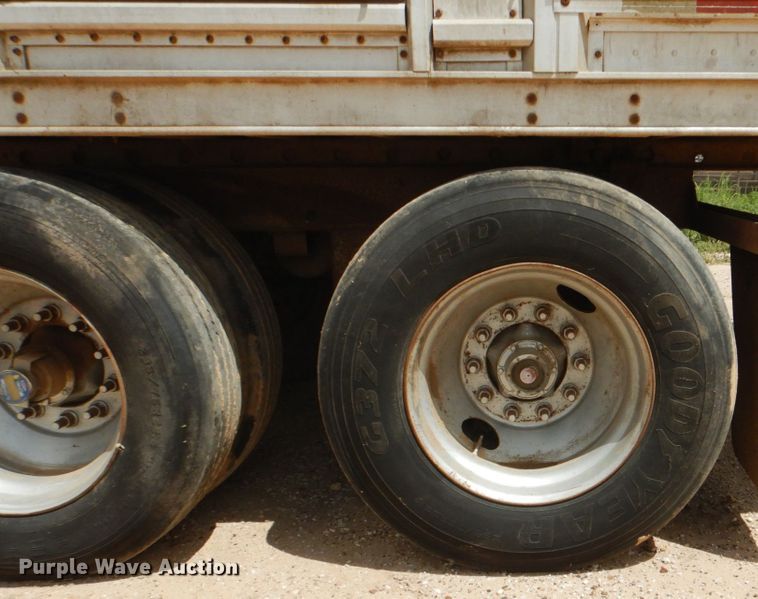 image for item DJ0784 2000 Barrett 00L11965  livestock trailer
