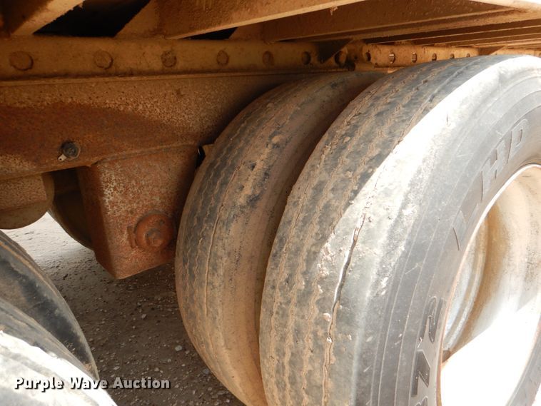 image for item DJ0784 2000 Barrett 00L11965  livestock trailer