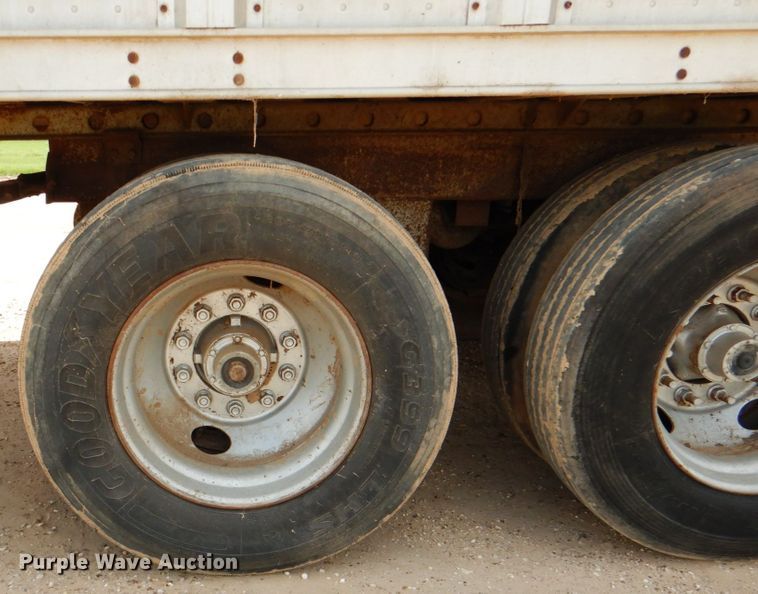 image for item DJ0784 2000 Barrett 00L11965  livestock trailer