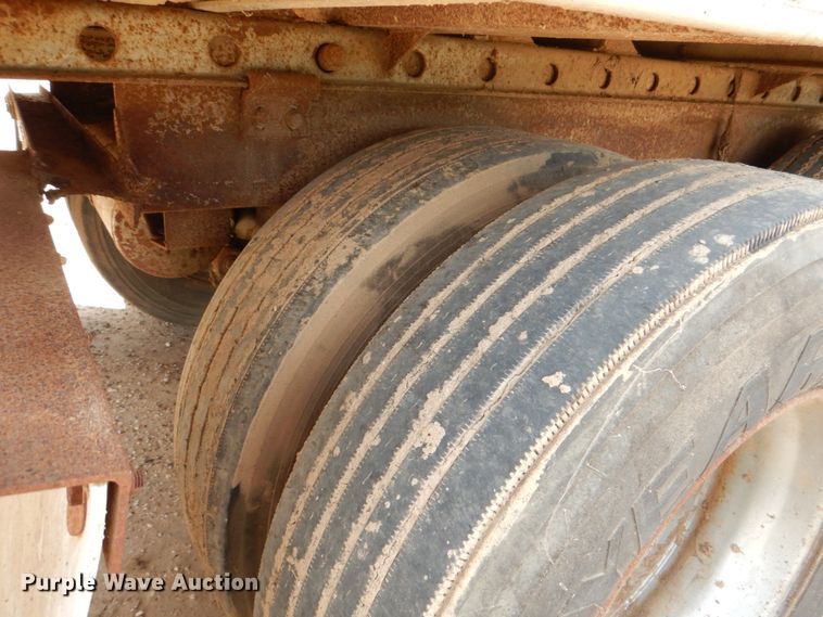 image for item DJ0784 2000 Barrett 00L11965  livestock trailer