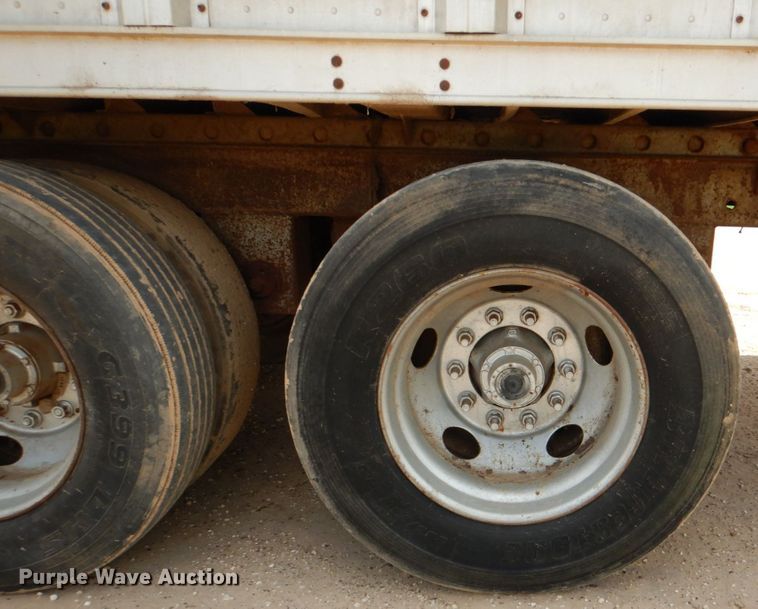 image for item DJ0784 2000 Barrett 00L11965  livestock trailer