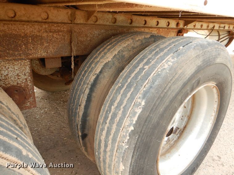 image for item DJ0784 2000 Barrett 00L11965  livestock trailer
