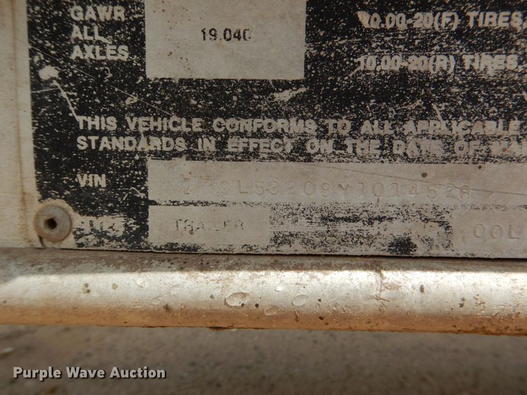 image for item DJ0784 2000 Barrett 00L11965  livestock trailer