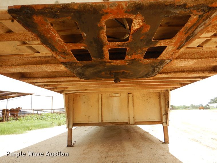 image for item DJ0785 1983 Barrett 82L2268  livestock trailer