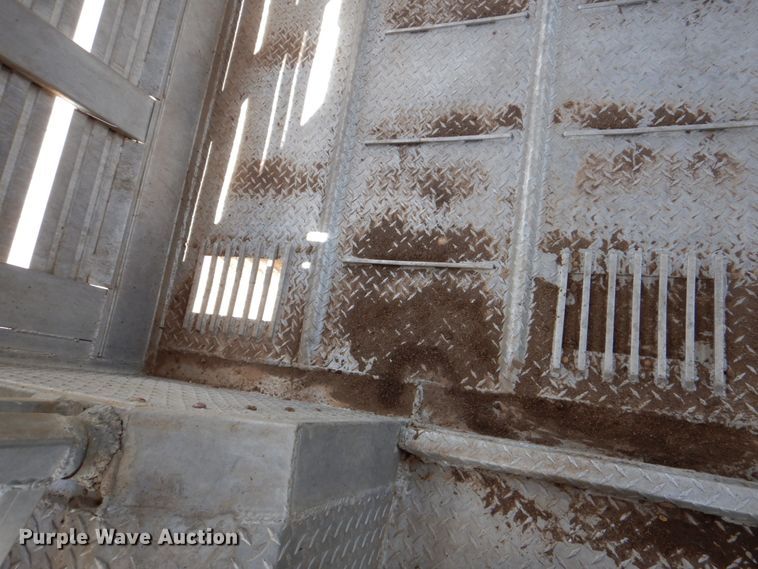 image for item DJ0785 1983 Barrett 82L2268  livestock trailer