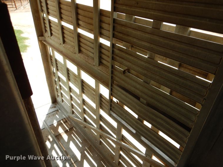 image for item DJ0785 1983 Barrett 82L2268  livestock trailer