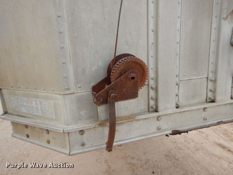 image for item DJ0785 1983 Barrett 82L2268  livestock trailer