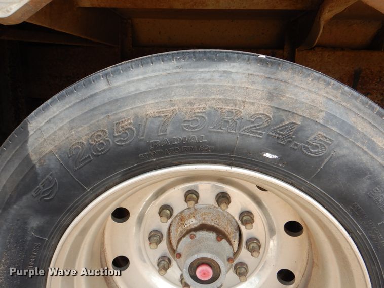 image for item DJ0785 1983 Barrett 82L2268  livestock trailer