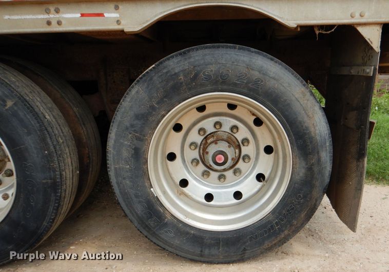 image for item DJ0785 1983 Barrett 82L2268  livestock trailer