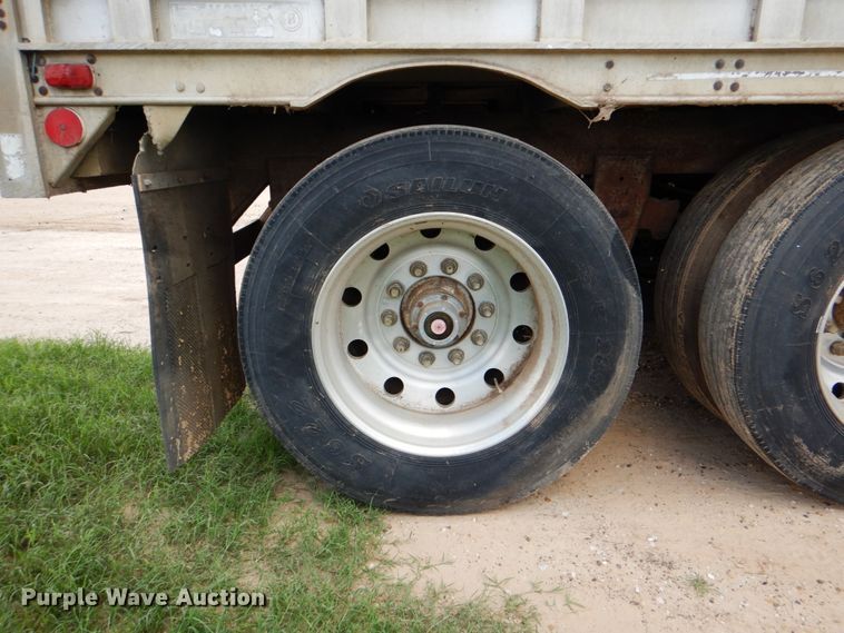 image for item DJ0785 1983 Barrett 82L2268  livestock trailer