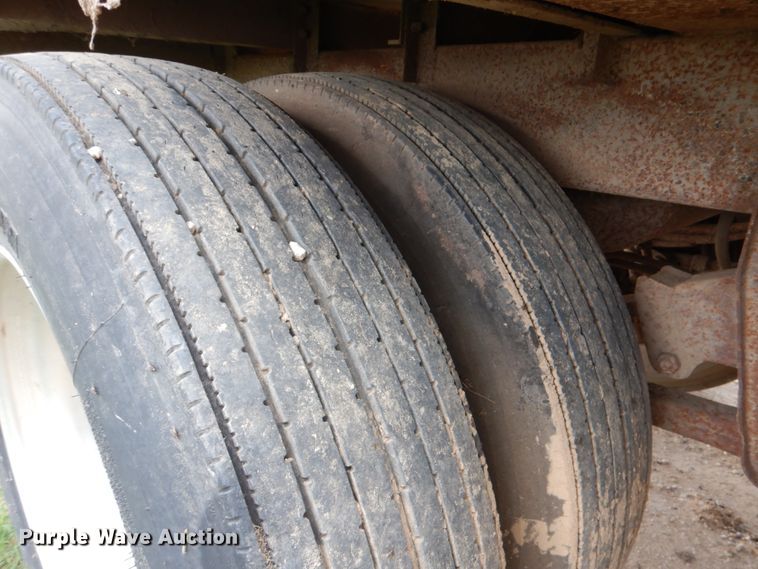 image for item DJ0785 1983 Barrett 82L2268  livestock trailer