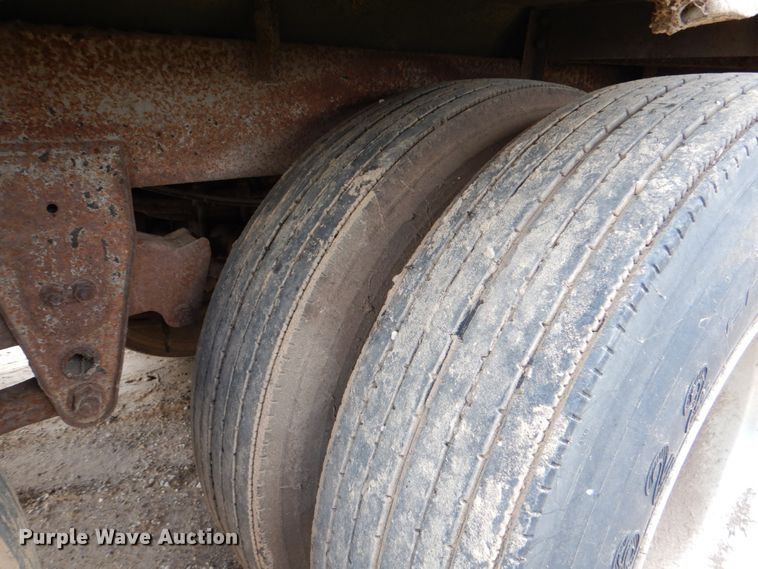 image for item DJ0785 1983 Barrett 82L2268  livestock trailer