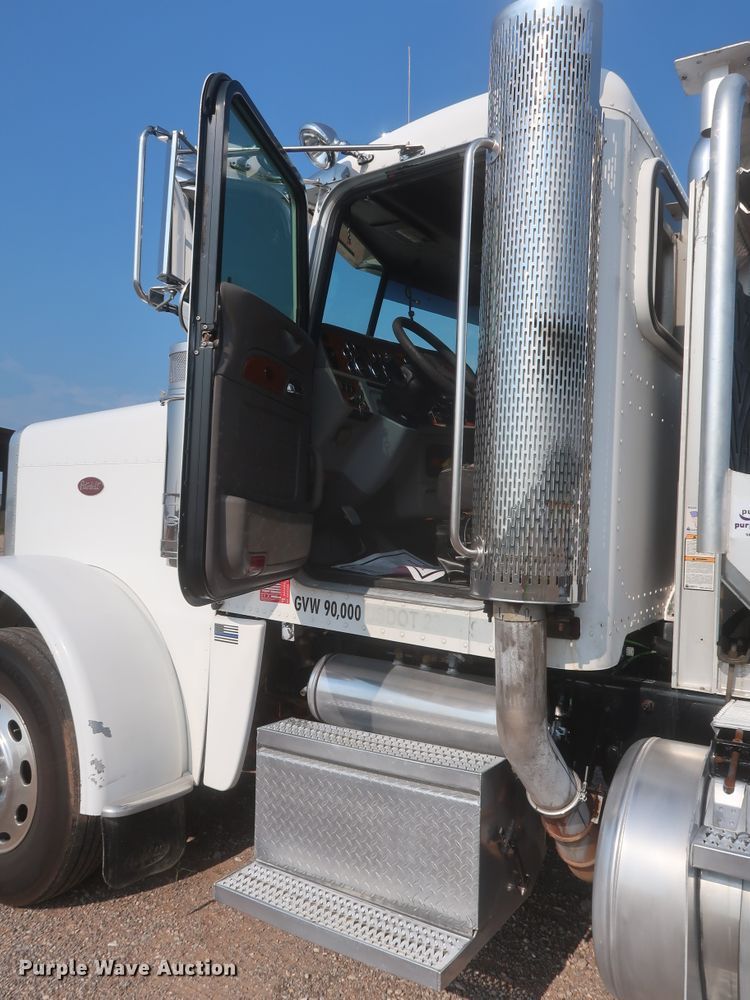image for item DJ1941 2009 Peterbilt 388  semi truck