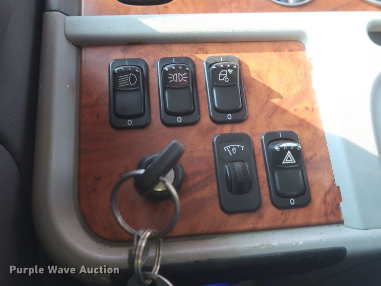 image for item DJ1941 2009 Peterbilt 388  semi truck