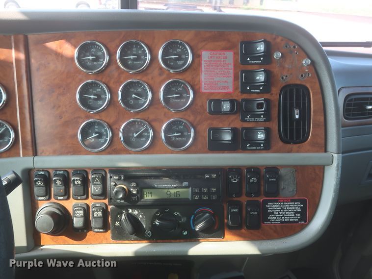 image for item DJ1941 2009 Peterbilt 388  semi truck